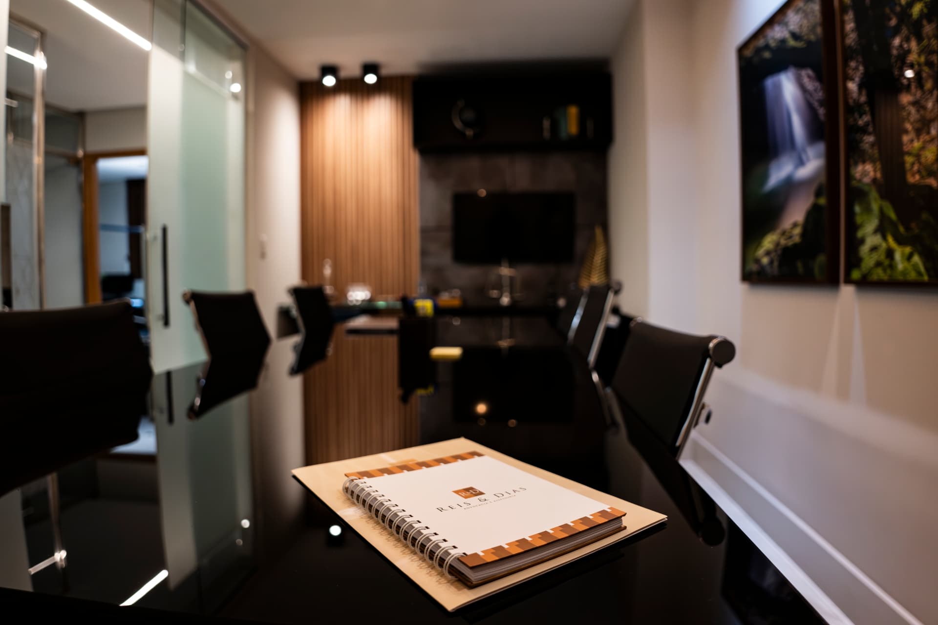 Sala de reunião do escritório Reis & Dias Advocacia e Assessoria